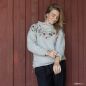 Preview: Wollpullover mit Blumenstickerei Tragebeispiel
